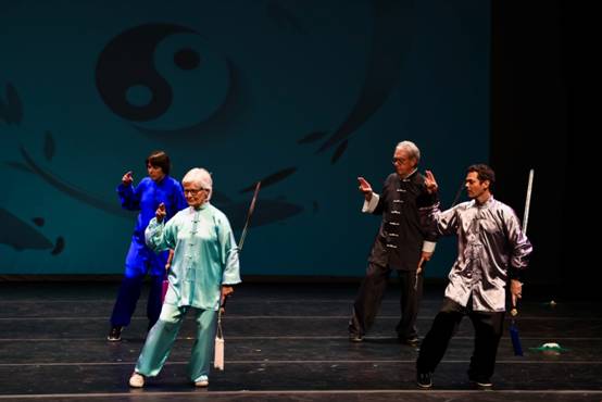 武術(shù)中心學(xué)員表演太極劍.jpg